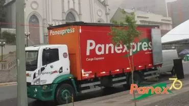 A foto mostra um caminhão da Transportes Panex